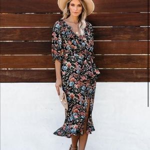 Vici floral dress never worn. Bow tie in front and side slit XS